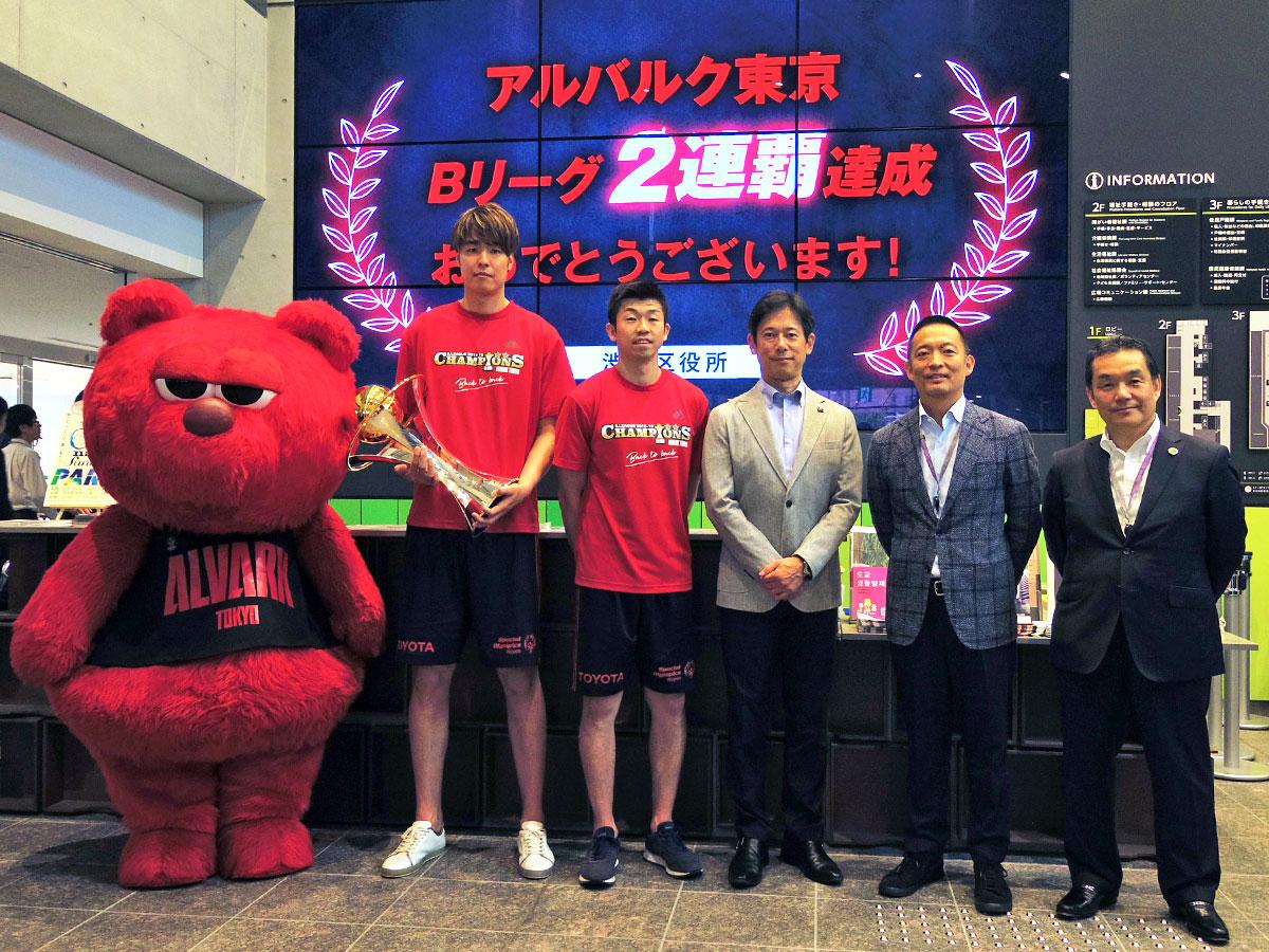 渋谷区長（右から2番目）に優勝を報告した正中岳城選手（同4番目）、竹内譲次選手（同5番目）ら