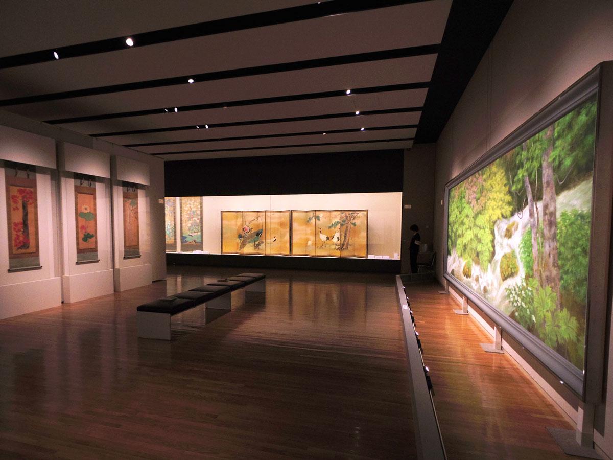 四季それぞれの草花を描いた作品が並ぶ場内
