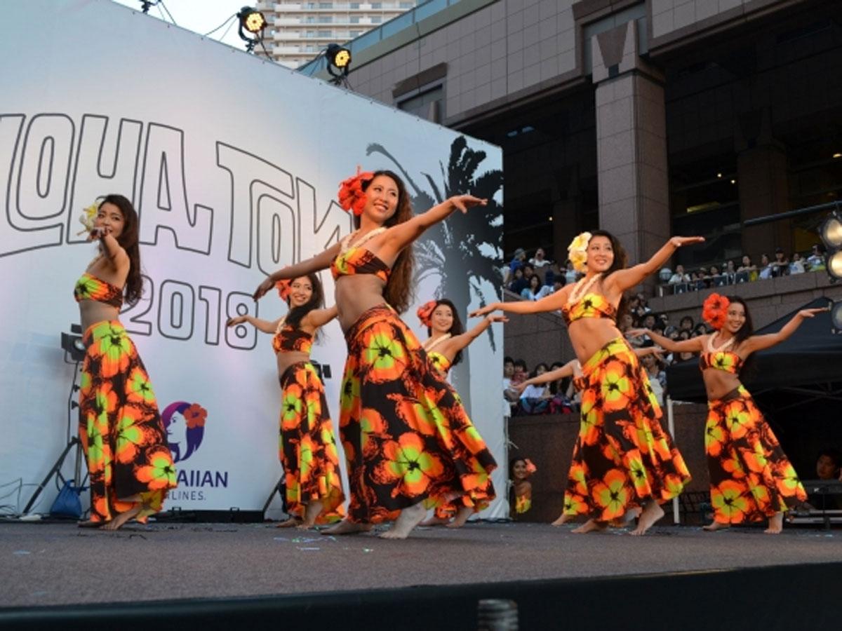 ステージではハワイと日本のアーティストらがパフォーマンスを行う（写真は昨年の様子）