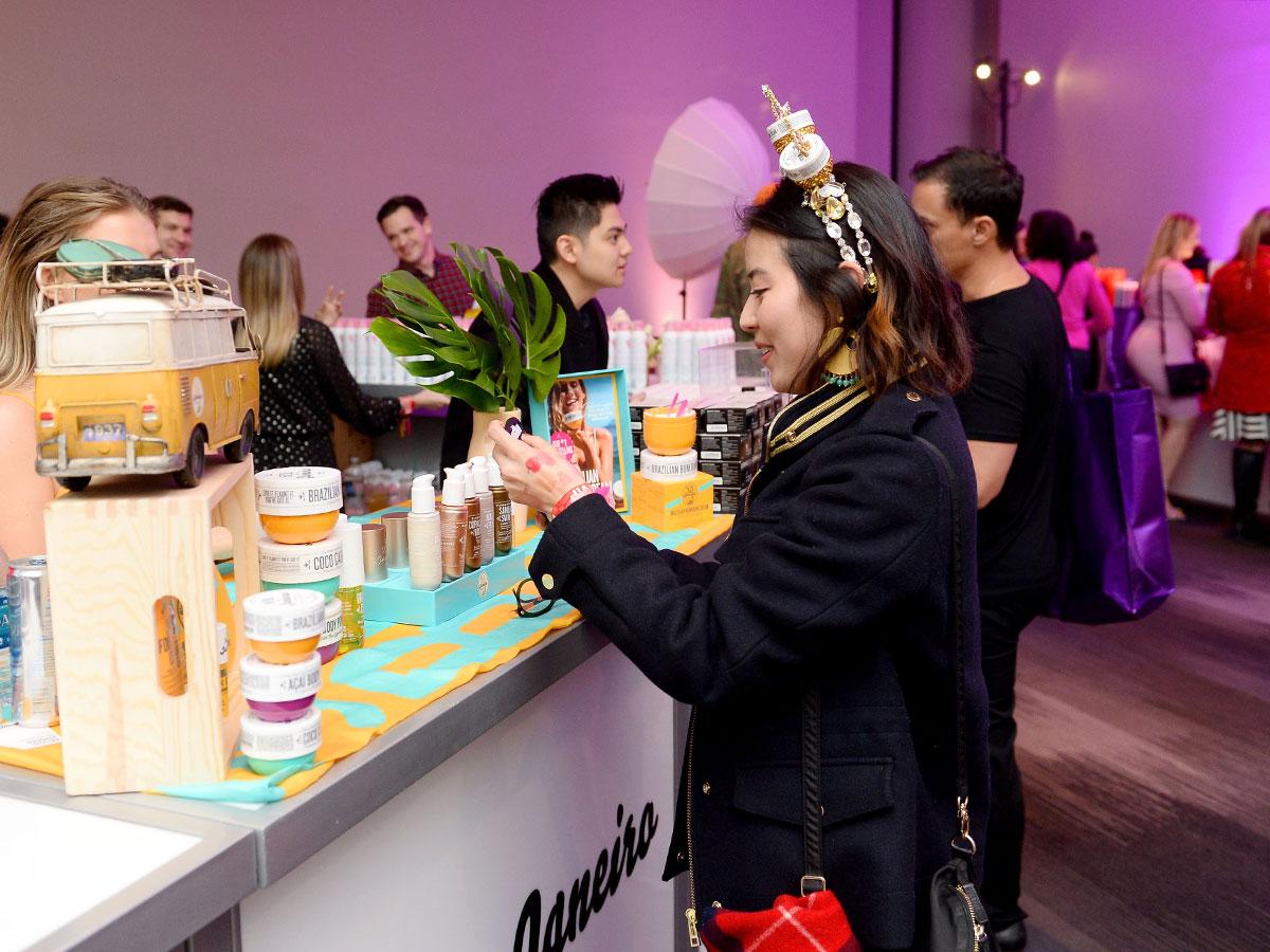 場内には化粧品ブランドがブースを出展する（今年LAで開催されたBeautyconより）