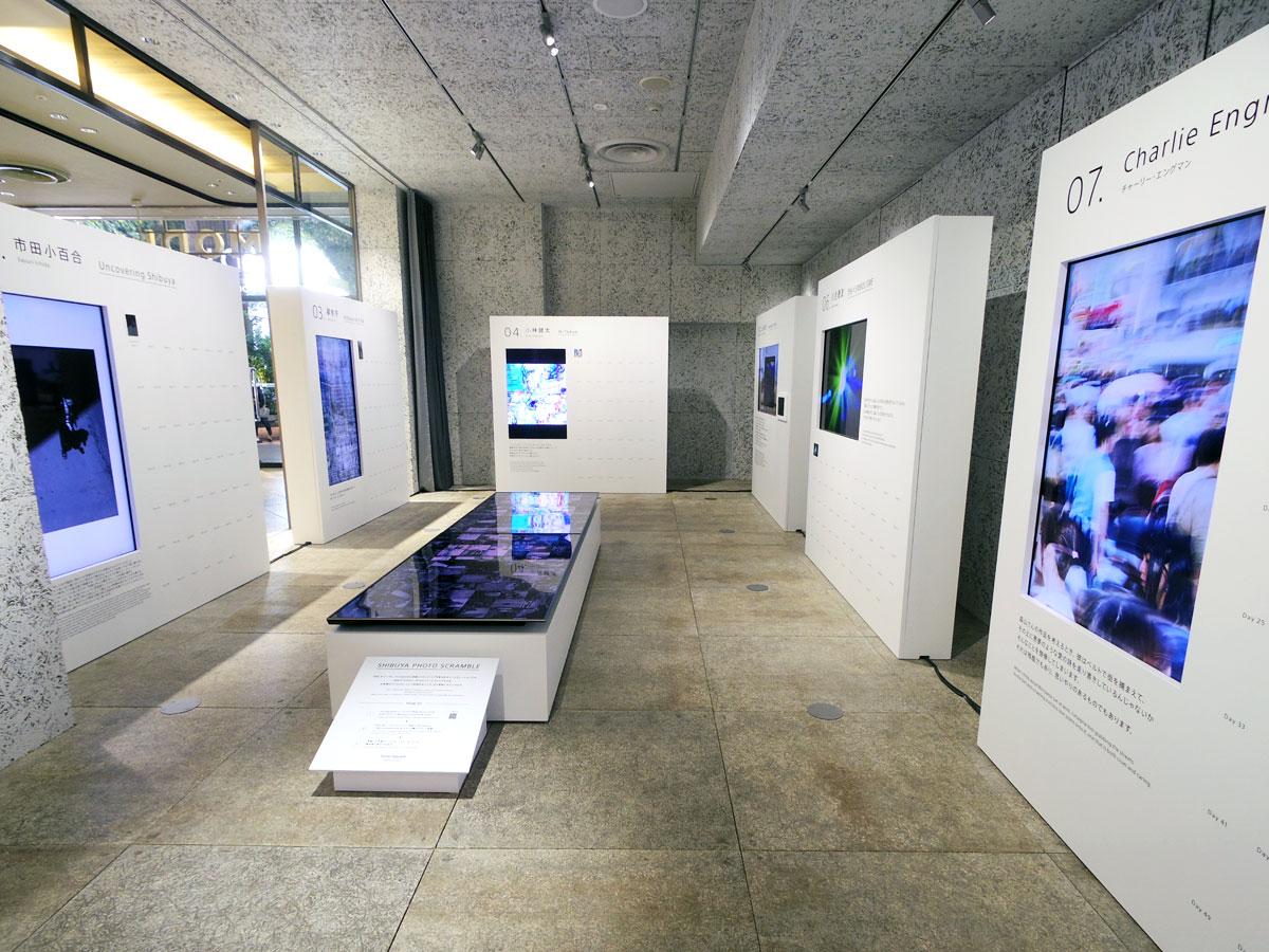 参加する写真家の作品が並ぶ場内。それぞれ期間中に写真が増えていく