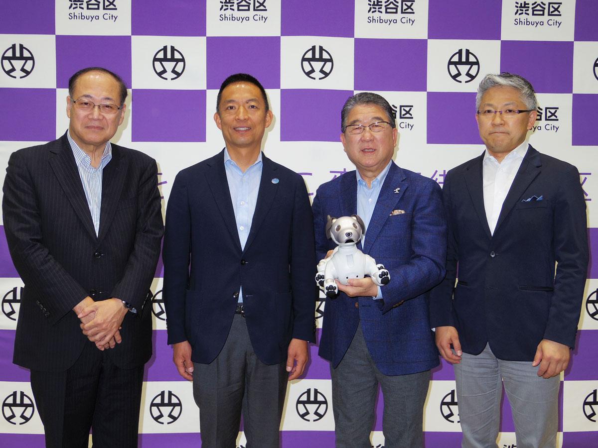 長谷部健渋谷区長（左から2番目）や認知症予防大使の徳光和夫さん（同3番目）ら