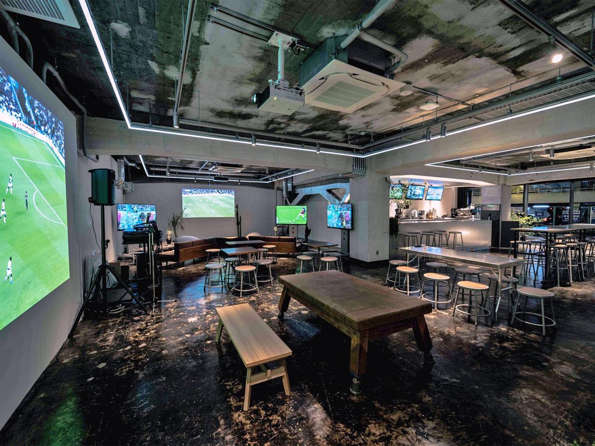 店内のモニターやプロジェクトンでさまざまなスポーツを上映する