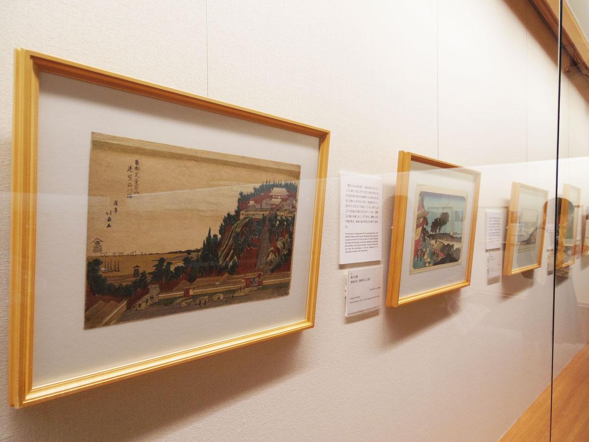 谷や坂など地形が分かる作品が並ぶ場内