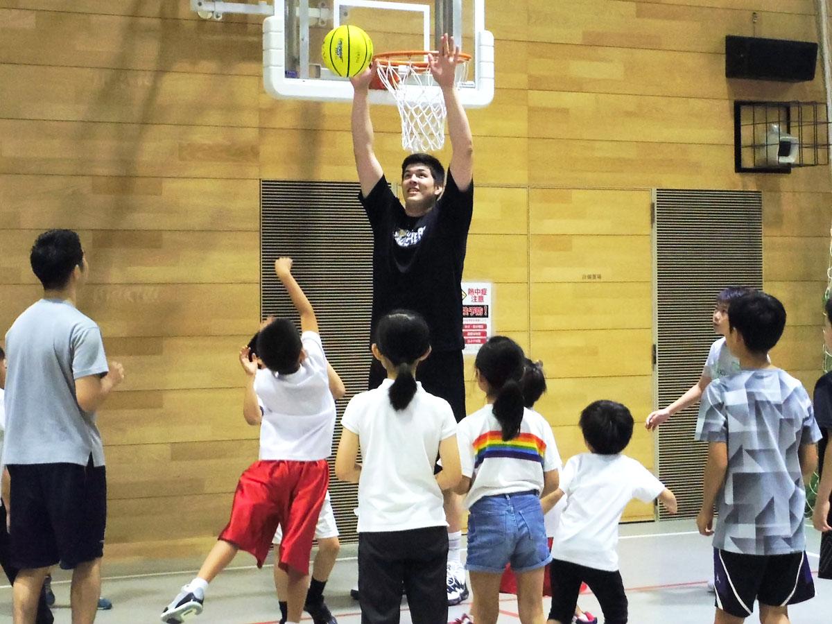 ジャンプをせずに子どもたちのシュートをブロックして見せたクリフォード選手（中央奥）