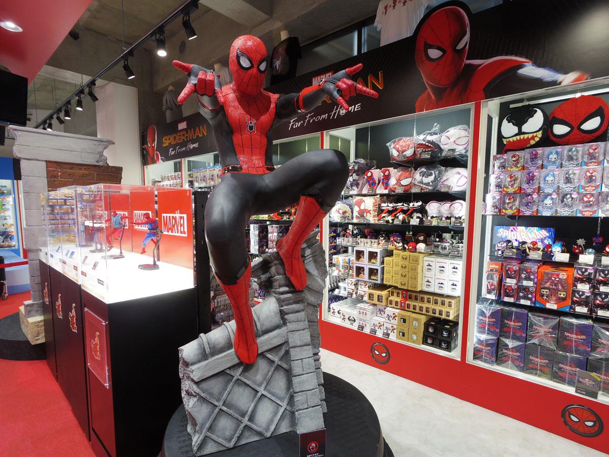 「スパイダーマン：ファー・フロム・ホーム」のスパイダーマン等身大スケールフィギュアやグッズ