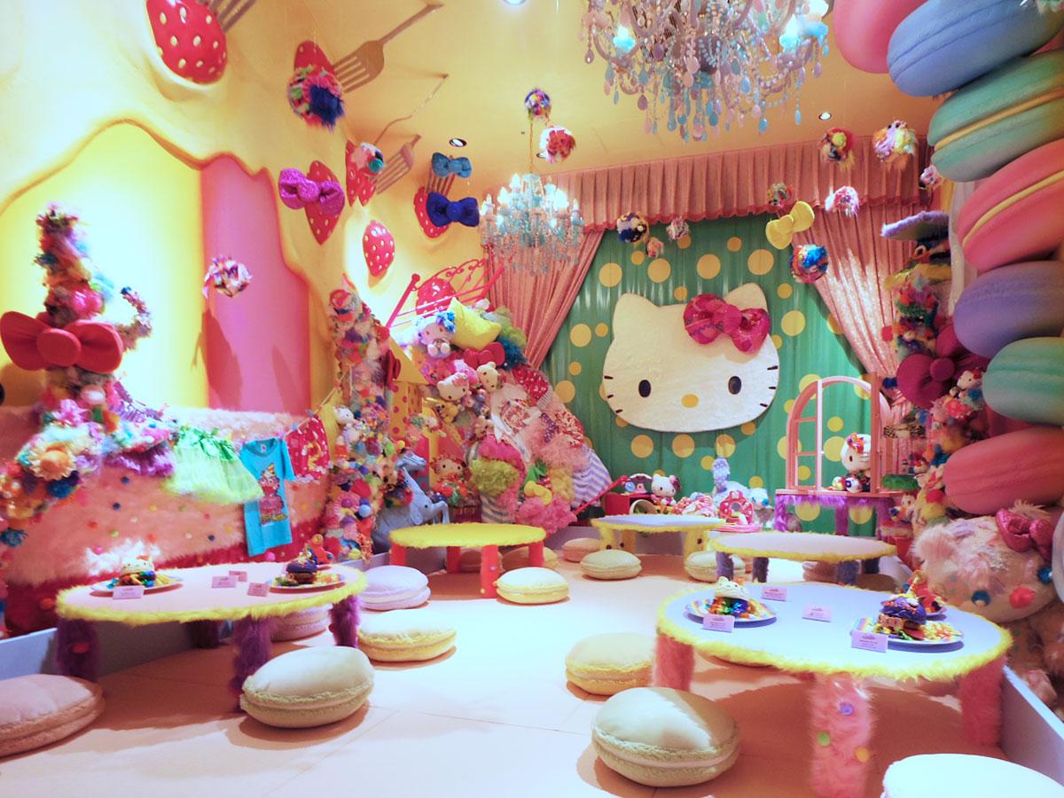 ハローキティのリボンやぬいぐるみなどを装飾する「Mel-Tea Hello Kitty Room」