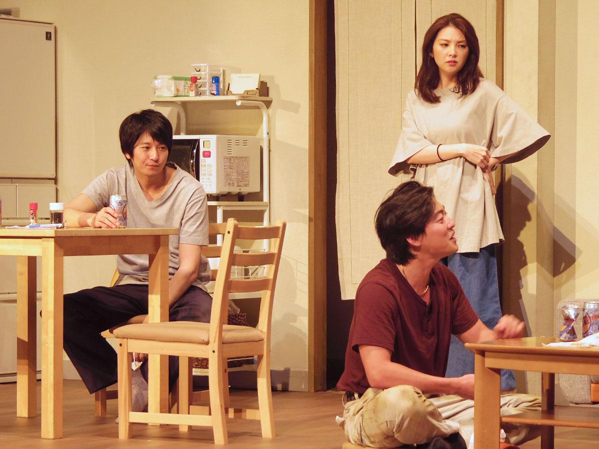 向井理さん（左）と田中麗奈さん（右奥）演じる夫婦を中心とした人々の日常を描く