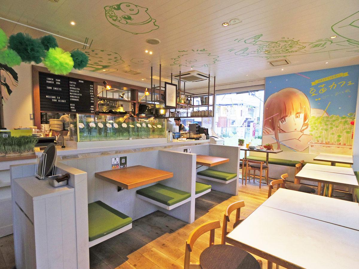 漫画のイラストを随所にあしらう店内