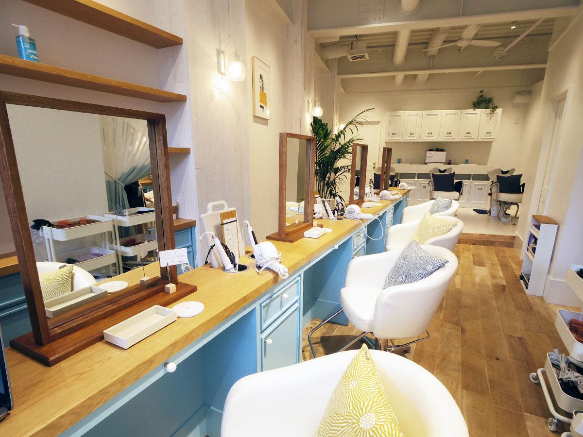白や木目を取り入れる店内