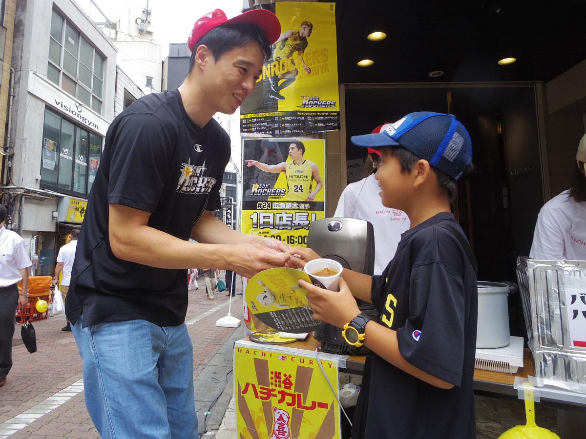 「一日店長」としてカレーを手渡すなどした広瀬健太選手（左）