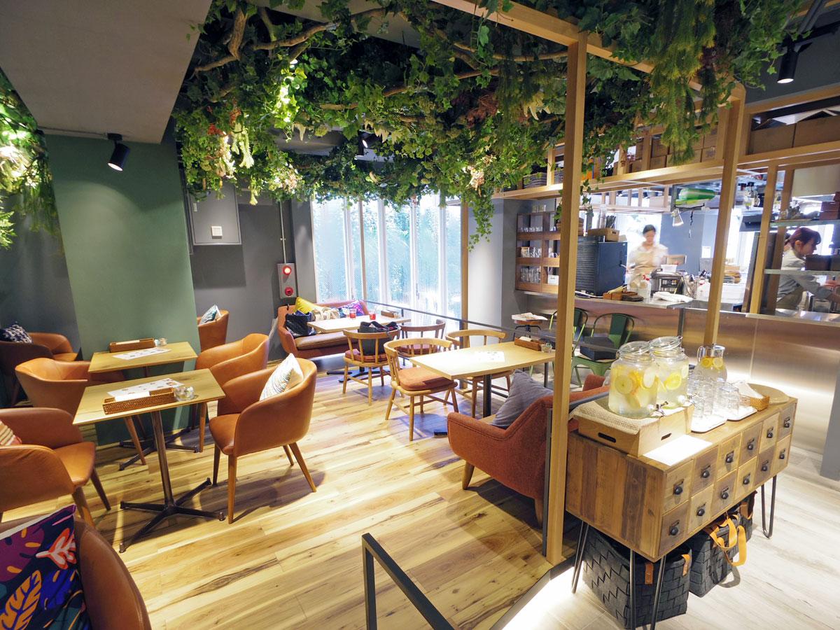 「都会のオアシス」をテーマに仕上げた店内