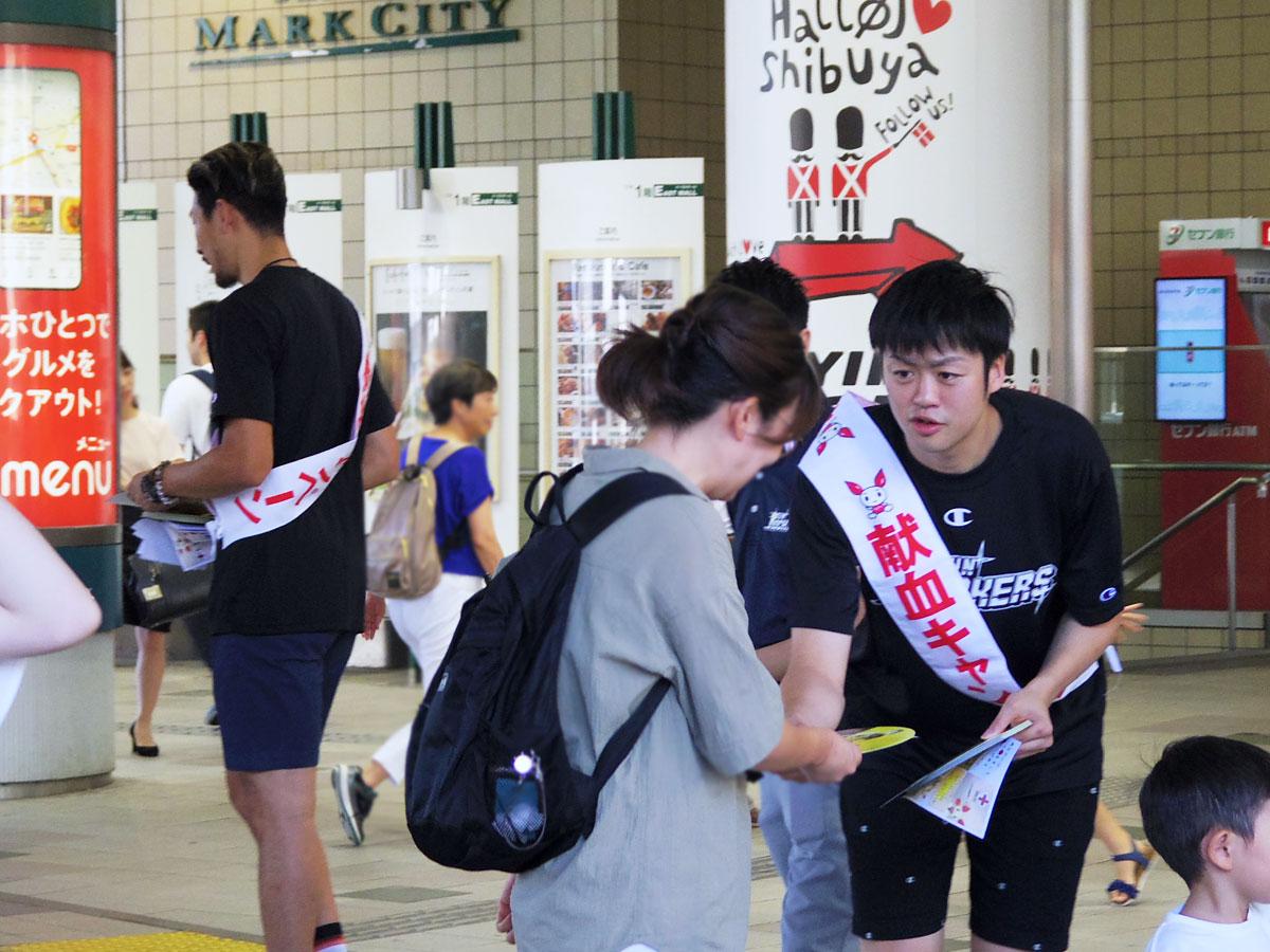 献血を呼び掛ける田渡修人選手（右）ら