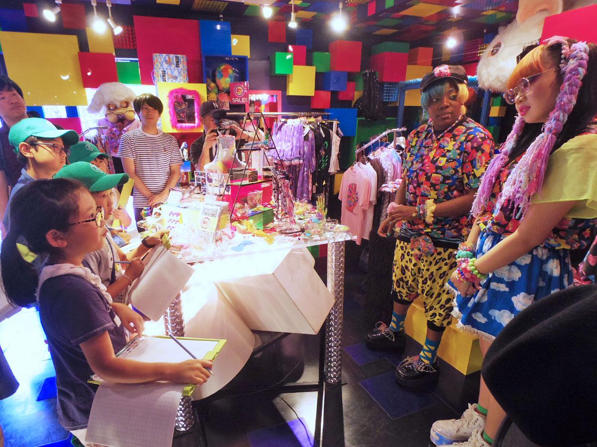 雑貨店「6%DOKIDOKI」のスタッフにインタビューする子どもたち
