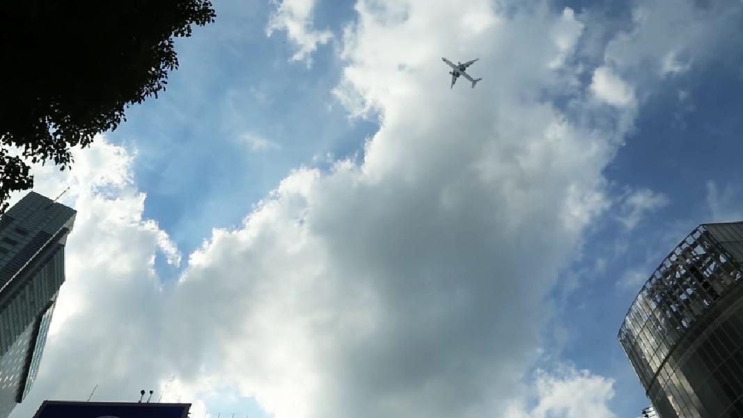 渋谷スクランブル交差点上空（約600メートル）を飛行する大型航空機の見え方（国道交通省動画より）