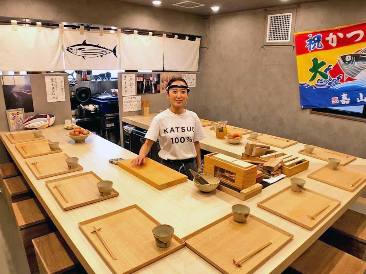 「かつお食堂」店内（中央＝店主の「かつおちゃん」こと永松真依さん）