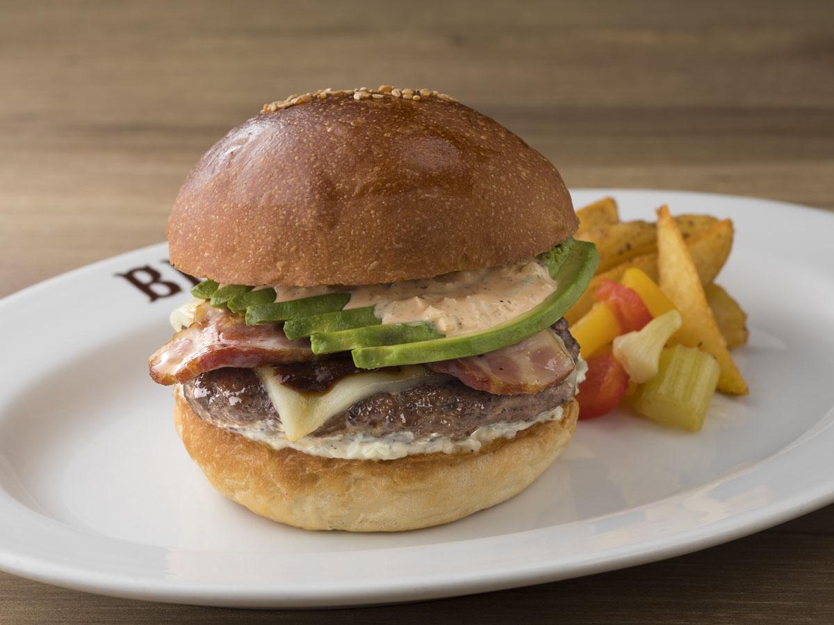 「ベーコンチーズアボカドバーガー」。改装に伴いパティの焼き方なども改良した