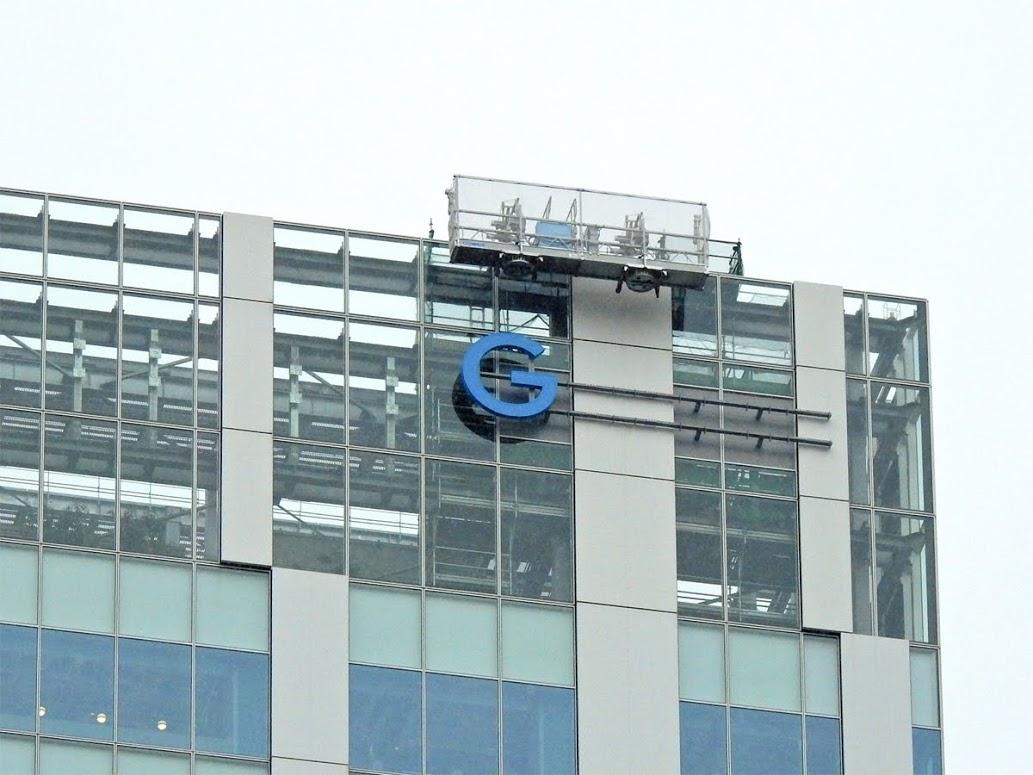 渋谷ストリーム最上階付近の外壁に出現した「G」のサイン