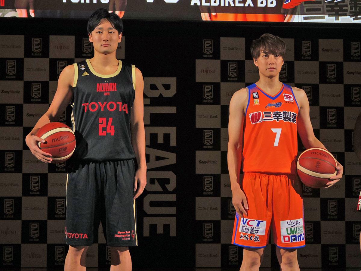 開幕戦を戦う（左から）アルバルク東京・田中大貴選手と新潟アルビレックスBB・五十嵐圭選手