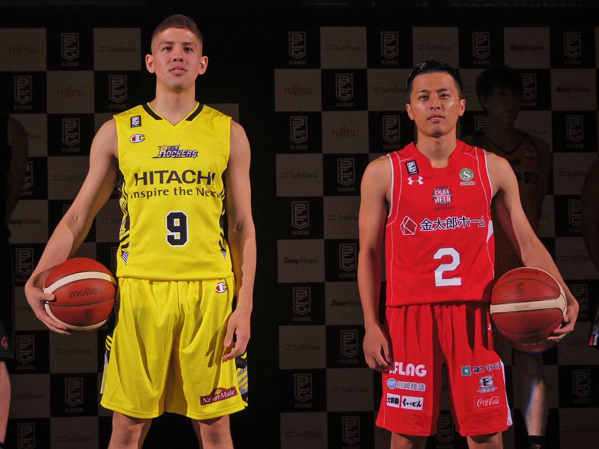 開幕戦を戦う（左から）サンロッカーズ渋谷のベンドラメ礼生選手と千葉ジェッツの富樫勇樹選手