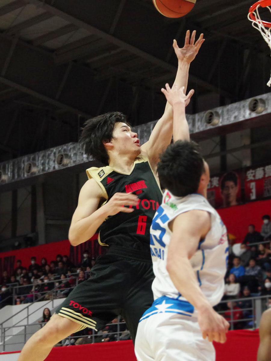 馬場雄大選手（中央奥）
