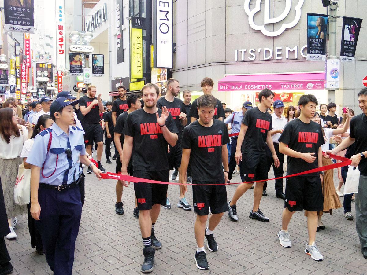 4年連続でバスケ通りをパレードしたアルバルク東京