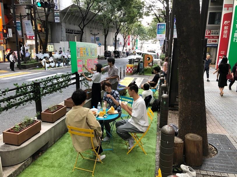 宮益坂で行われた「Park（ing） Day」の様子。道を挟んで2カ所で行われた（写真＝北側のスペース）