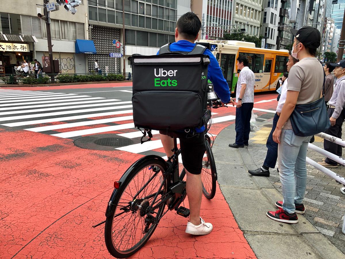 渋谷の街なかを移動する「Uber Eats」の配達パートナー
