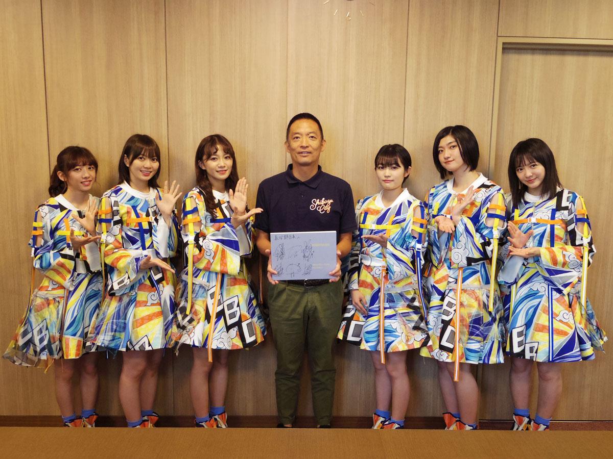 長谷部健渋谷区長（中央）を表敬訪問した私立恵比寿中学のメンバーたち