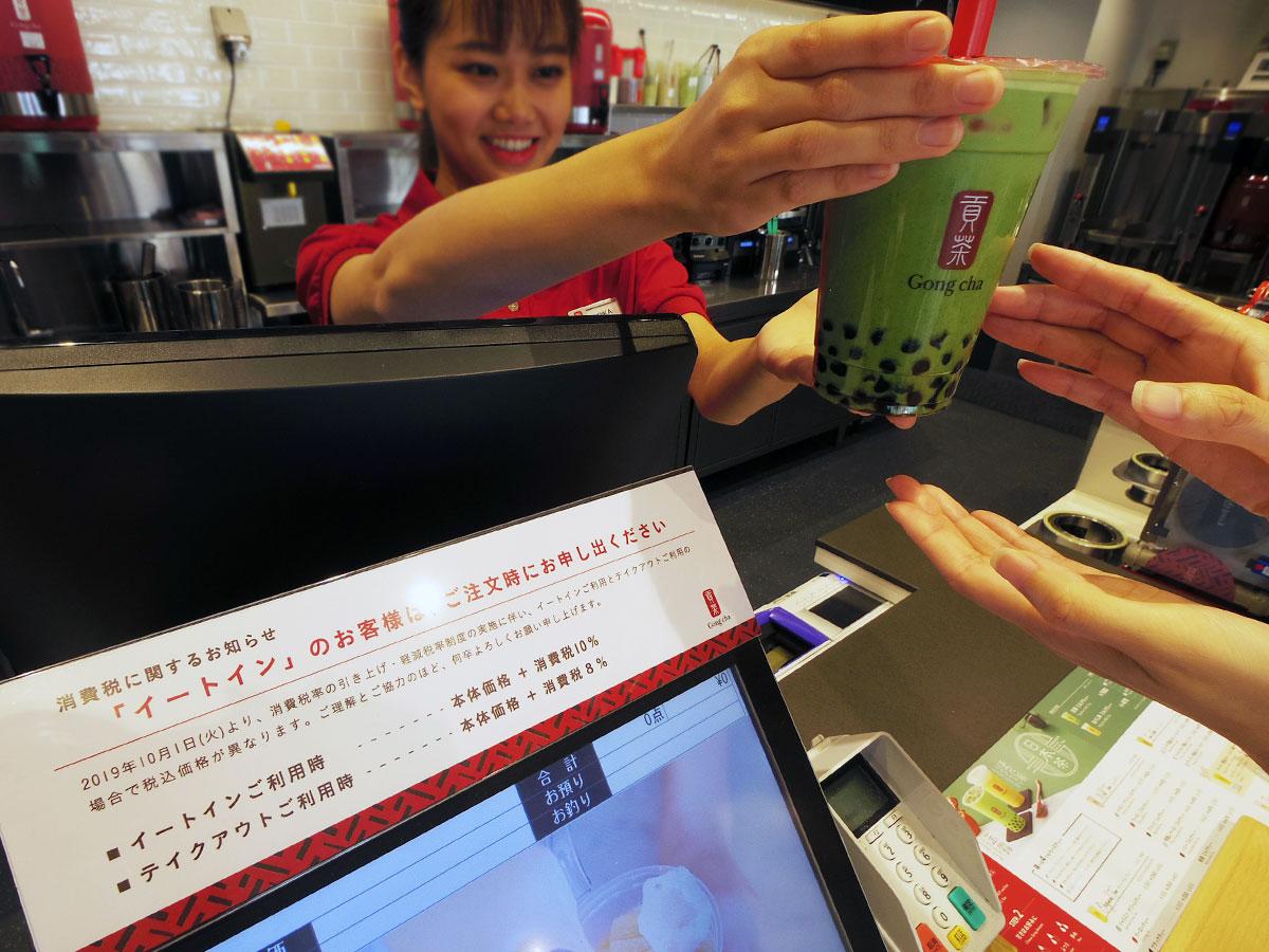 店内に消費税に関する知らせを掲出し対応する「ゴンチャ原宿表参道セカンド店」