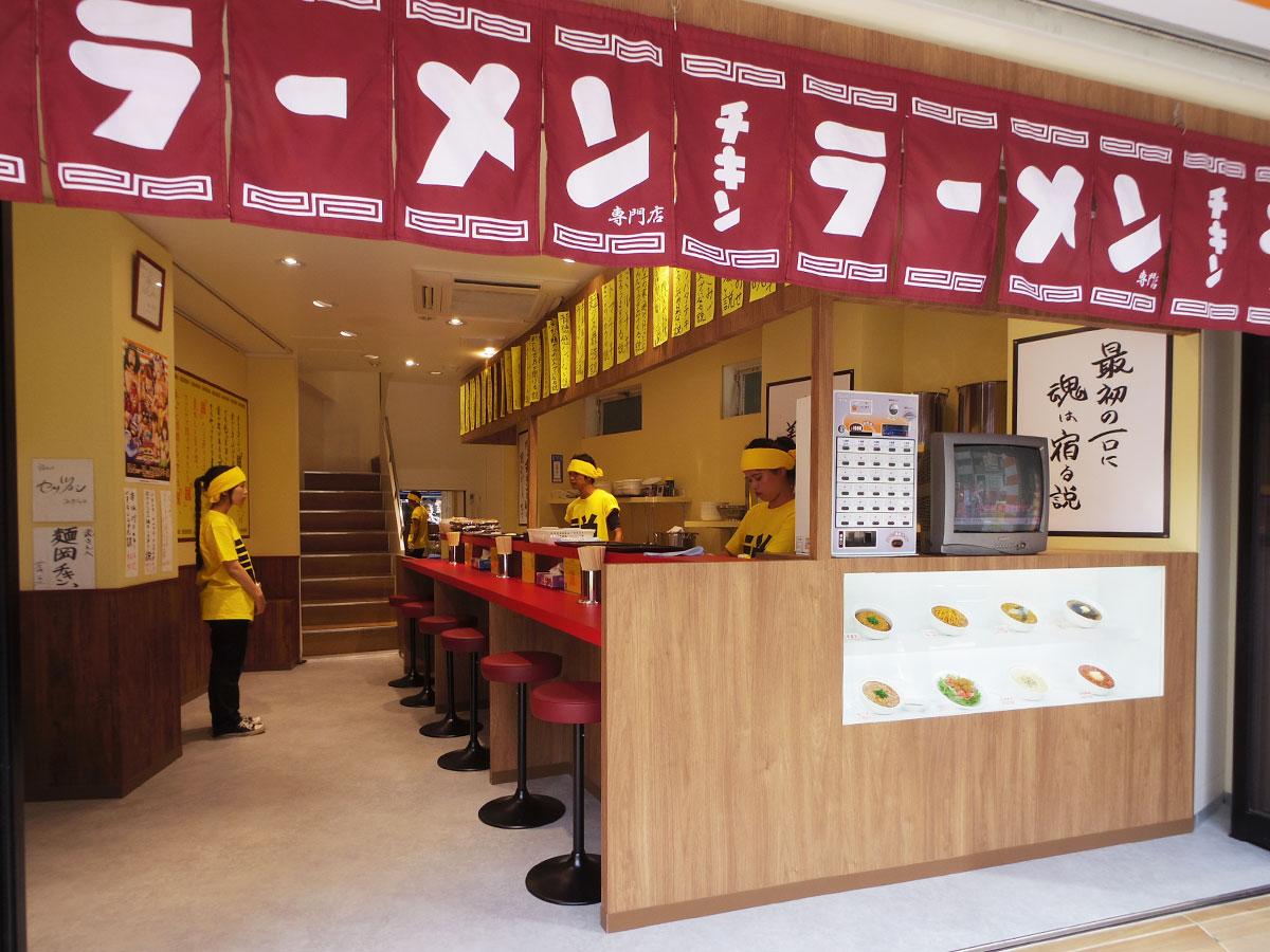 「町のラーメン店」風に仕上げる店内