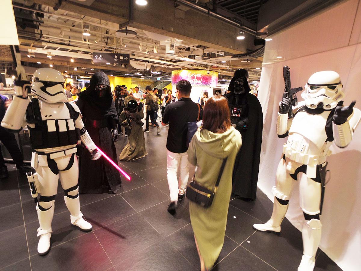 渋谷ロフトに来店したファンを出迎えたキャラクターたち