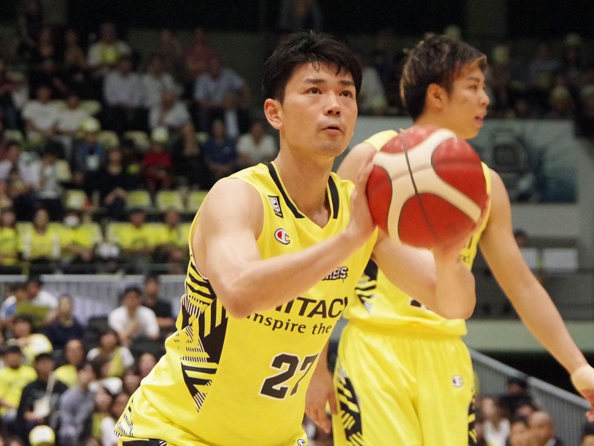 古巣・千葉相手に13点を挙げた石井講祐選手（手前）