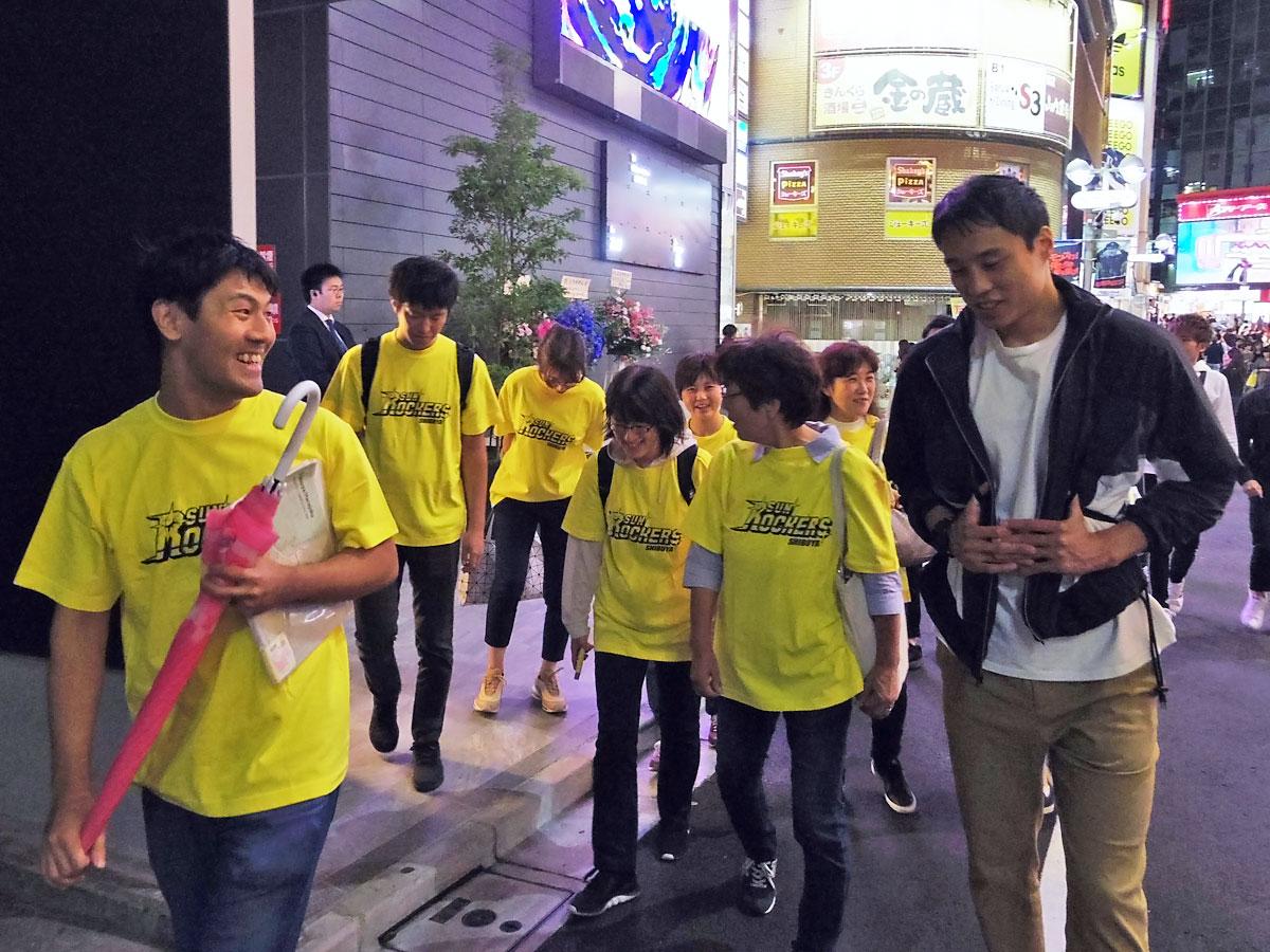 オリジナルのTシャツを着て街なかを巡った