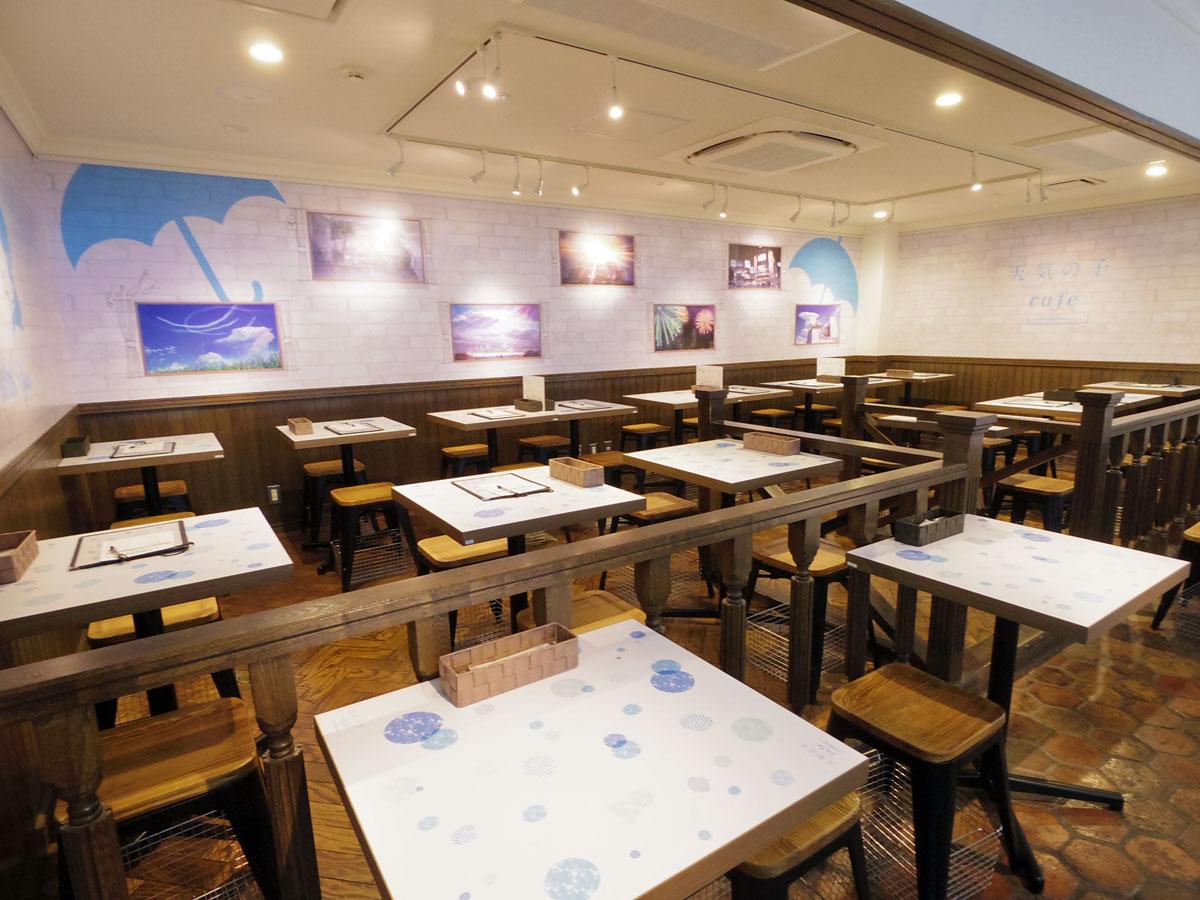 場面写真を飾ったりトレーラーを上映したりする店内