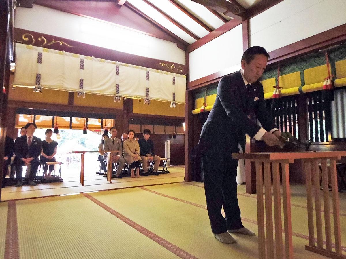 玉串を奉納した大西賢治実行委員長（写真手前）