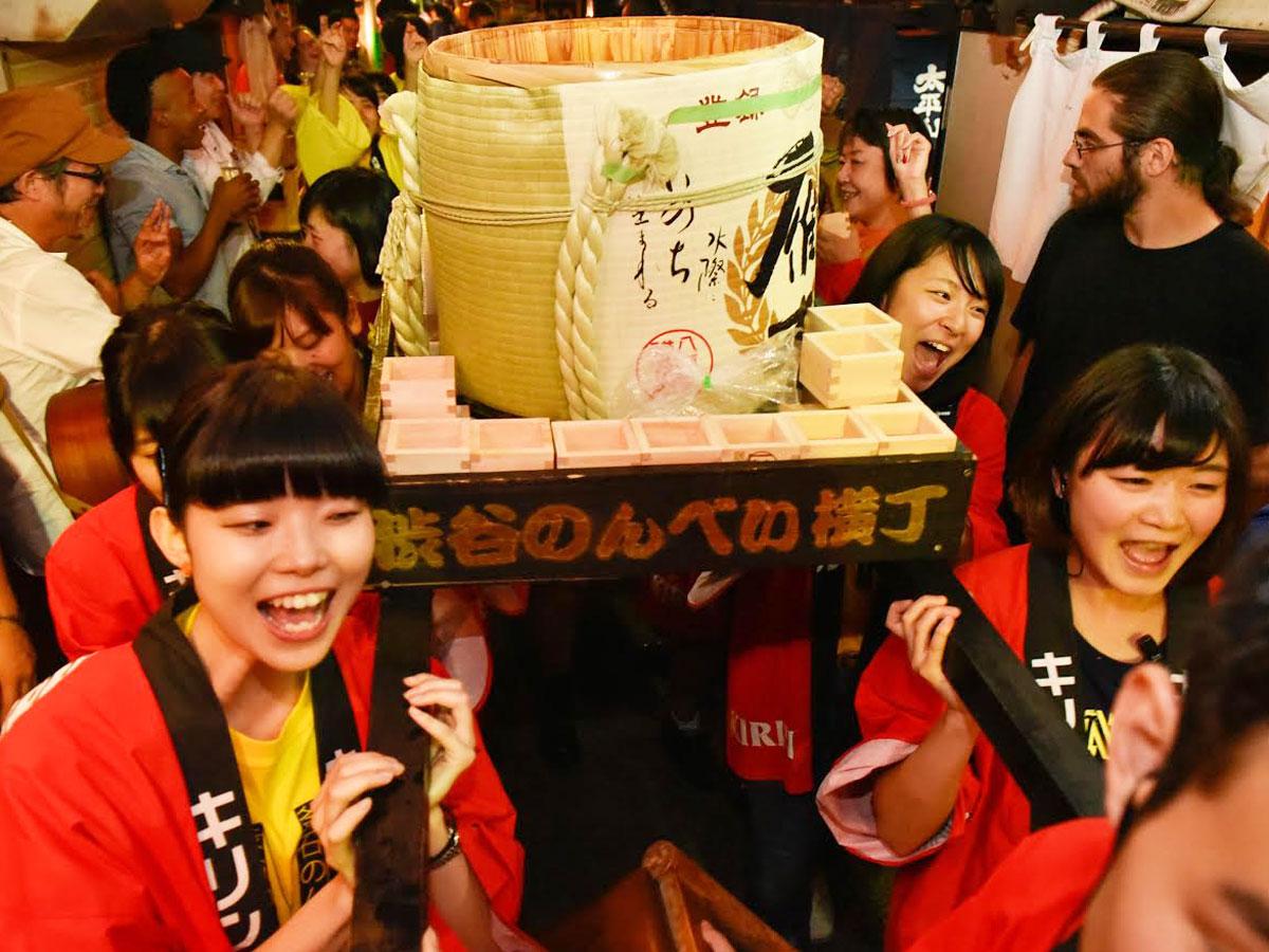 たる酒を積んだみこしが横丁内を練り歩く（写真は昨年の様子）