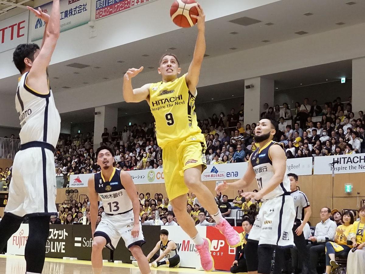 前半積極的にドライブを仕掛けたベンドラメ礼生選手（左から3番目）
