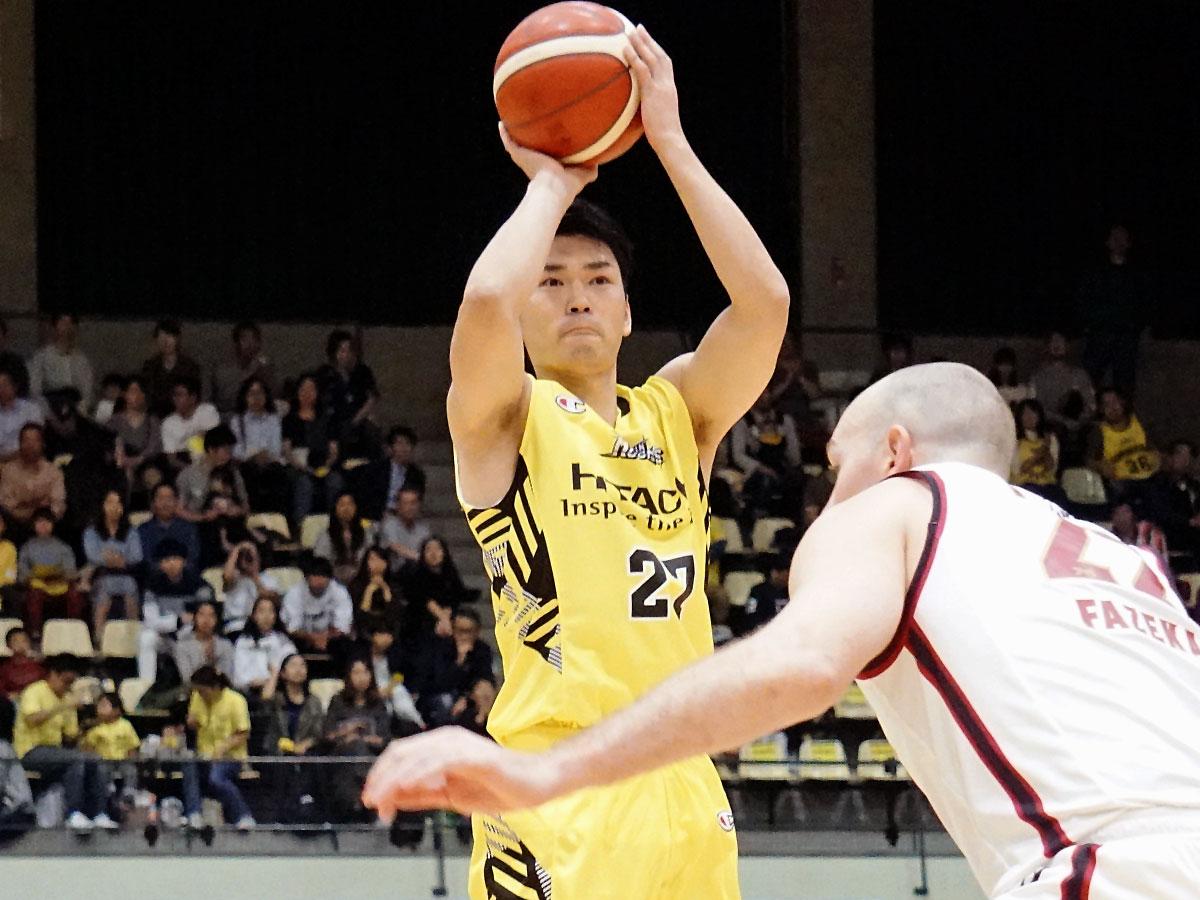 7本中4本の3ポイントシュートを決めるなどした石井講祐選手（奥）
