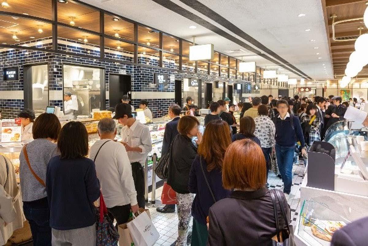 開業後の3連休も賑わいを見せた（写真＝地下3階）