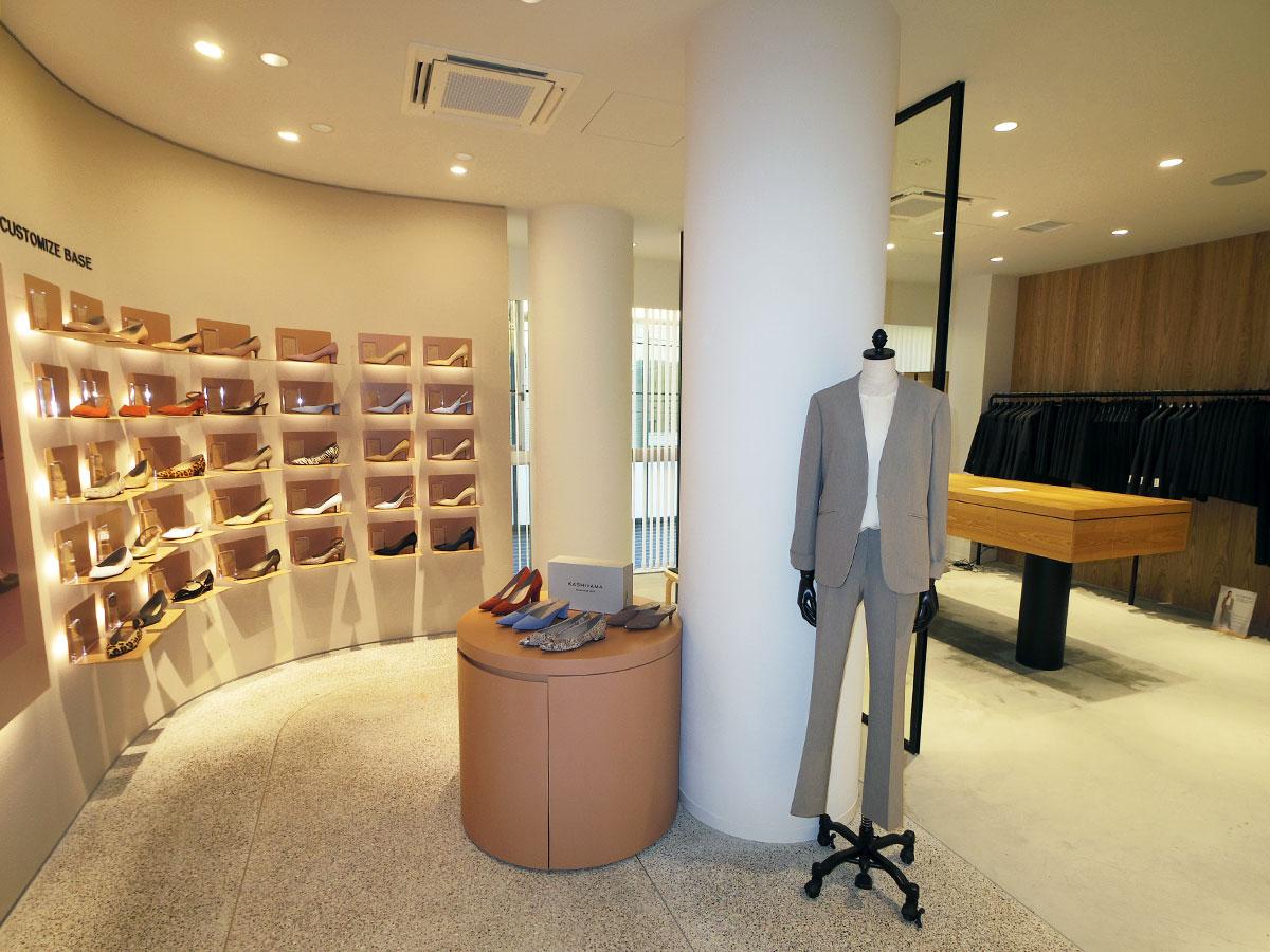 オーダーシューズ（左手）オーダースーツ（右手）の店舗となる「KASHIYAMAウィメンズ表参道店」
