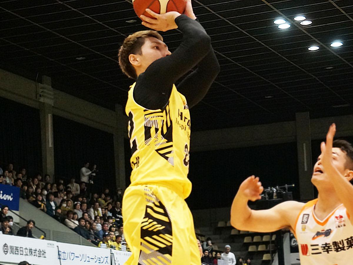 第2クオーターで逆転の3ポイントシュートを決めるなどチームを引っ張った山内盛久選手（左）