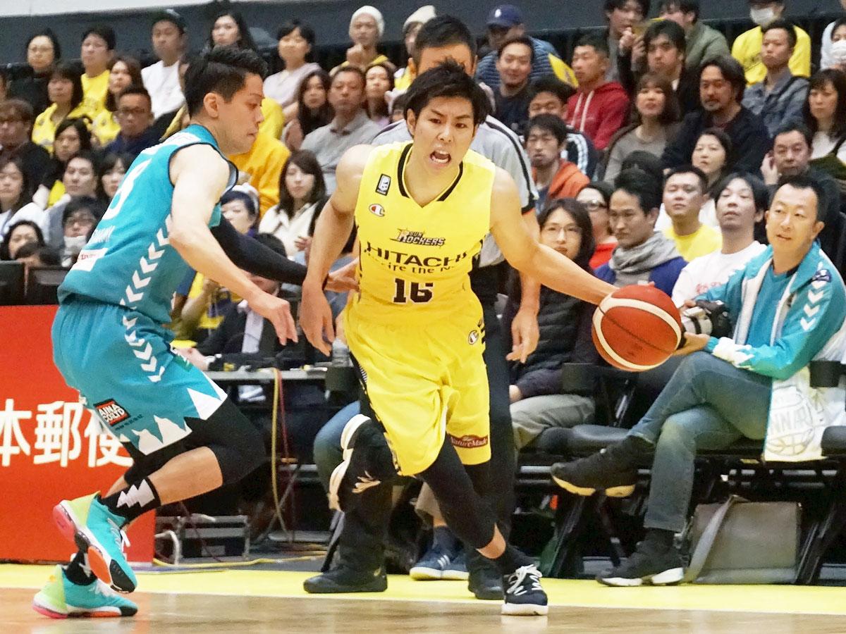 オフェンスリバウンド7本などアグレッシブなプレーを見せた渡辺竜之佑選手（中央）