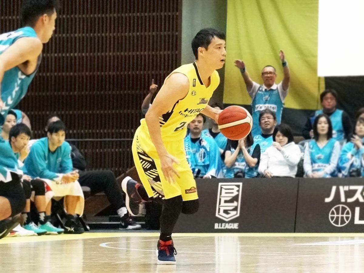 左ひざの前十字じん帯を損傷から7カ月ぶりに復帰した広瀬健太選手（写真中央）