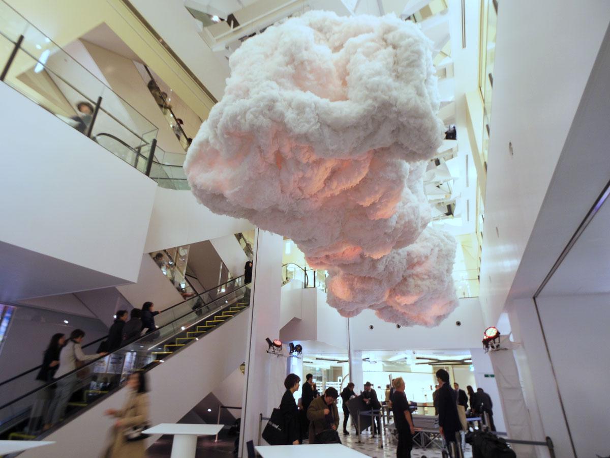 7〜8階の吹き抜け空間に登場した雲のインスタレーション「NEO CLOUD」