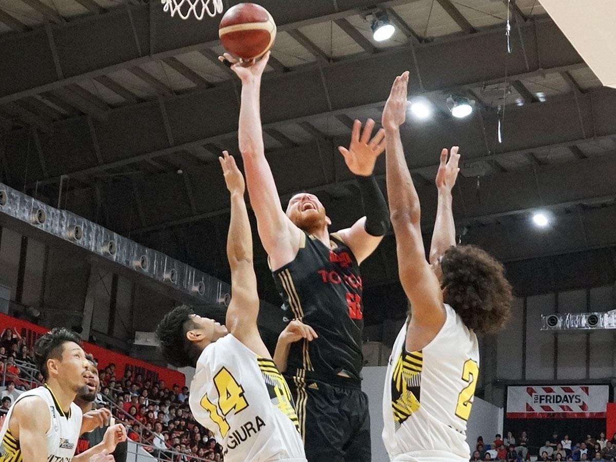 インサイドで強さを見せたアルバルク東京のアレックス・カーク選手（右から2番目）