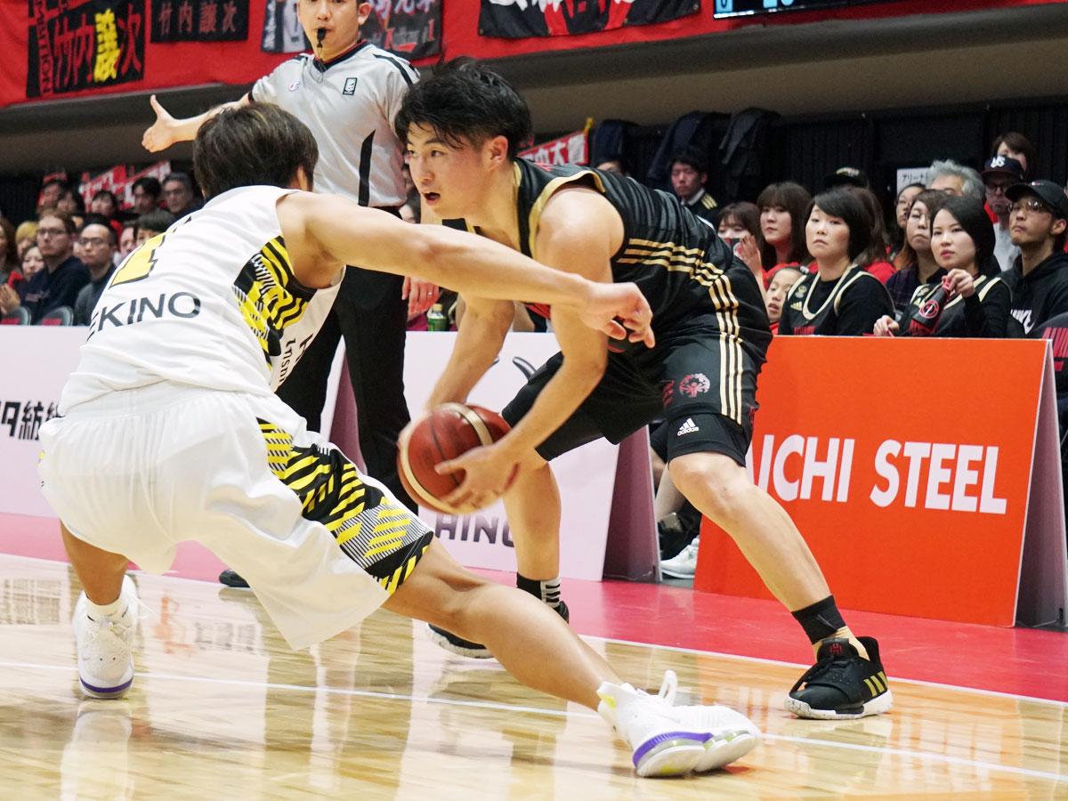 決勝点を挙げた安藤誓哉選手（奥）