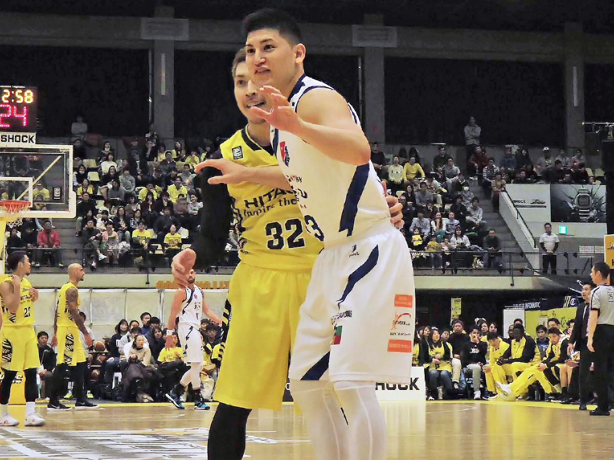 アルバルク東京に入団が決まった津山尚大選手（中央右）。昨シーズンはライジングゼファー福岡でプレーしていた