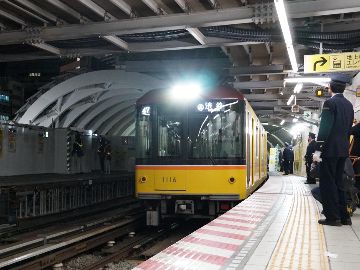 ホームなどに多くの鉄道ファンも詰め掛け、「最後の列車」を見届けた（画像＝読者提供）