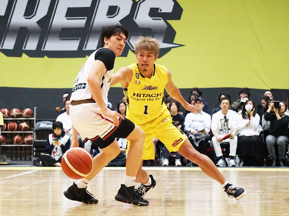 ディフェンスで横浜のミスを誘発した関野剛平選手（右）